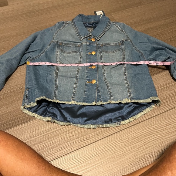 Cropped Denim Jacket with Frayed Hem - Picture 3 of 7